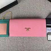 PRADA新款女士翻蓋錢夾 彩色皮革襯里 配鏈條和兩個信用卡插袋的可拆卸證章夾 官網同步 1MH132 櫻花粉紫紅散字嘜 意大利高等原單十字紋牛皮質感極好 進口鍍金金屬五金配件 長18.7cm高9.5