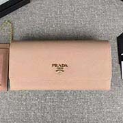 PRADA新款女士翻蓋錢夾 彩色皮革襯里 配鏈條和兩個信用卡插袋的可拆卸證章夾 官網同步 1MH132 豆沙色裸粉散字嘜 意大利高等原單十字紋牛皮質感極好 進口鍍金金屬五金配件 長18.7cm高9.5