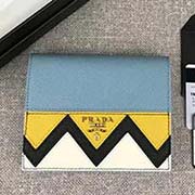 PRADA爆款女士短夾 專柜新款式 官網(wǎng)同步 1MV204 天藍拼色散字嘜 意大利高等原單十字紋牛皮質(zhì)感極好 進口鍍金金屬五金配件 長11.5cm高9.5cm