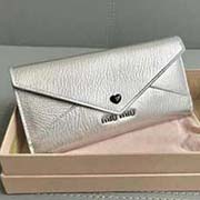 MIUMIU 新品 5MH013專柜新LOVE愛心系列錢包 三折信封長(zhǎng)款錢夾多層卡位 百元大鈔無(wú)須折疊可直放 背面拉鏈設(shè)計(jì) 設(shè)計(jì)實(shí)用又時(shí)尚里外進(jìn)口牛皮山羊紋 內(nèi)壓198A size 18 2 8.5