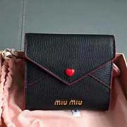 MIUMIU 新品 5MH014專柜新LOVE愛心系列錢包 三折信封短款錢夾多層卡位 百元大鈔無須折疊可直放 背面拉鏈設(shè)計(jì) 設(shè)計(jì)實(shí)用又時(shí)尚里外進(jìn)口牛皮山羊紋 內(nèi)壓198A size 11 2 9.5