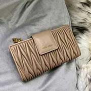 MIUMIU 專柜新系列錢包 5ML015 里外都是高等進(jìn)口小羊皮 經(jīng)典提花壓紋 內(nèi)里多層卡位 中間拉鏈小隔層 百元大鈔無須折疊 可直放 實(shí)用又時(shí)尚 size 16.5X9X3cm