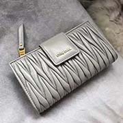 MIUMIU 專柜新系列錢包 5ML015 里外都是高等進口小羊皮 經典提花壓紋 內里多層卡位 中間拉鏈小隔層 百元大鈔無須折疊 可直放 實用又時尚 size 16.5X9X3cm