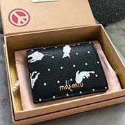 MIUMIU 口袋小錢包 pocket wallet 專柜新款小錢夾今年fashion的印花設(shè)計(jì) 5MV204 里外都是進(jìn)口高等牛皮山羊紋 內(nèi)壓197A 百元鈔銀行卡硬幣零錢通通可以收入其中 siz