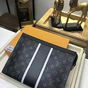 M64440 與日本設計師藤原浩合作設計的Pochette Voyage 融匯品牌傳統元素 Monogram花紋 與充滿現代感的精致細節 兩道反射性條紋與一道黑色條紋 菱紋鑲邊 口袋縫線 兼具時尚與動
