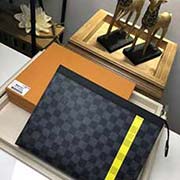 N60107 黃條紋 POCHETTE VOYAGE 中號手袋 Pochette Voyage中號手袋 呈現明亮活潑的藍色 既可放入大包袋中 亦可單獨手提 更顯時尚現代 27 x 21 x 5 cm