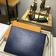 M41366 蘭色 此盥洗袋是一款令人驚艷的設計之作 一方面 它采用了 Epi 皮革搭配涂層帆布襯里 是一款極佳的旅行配飾 另一方面 它還可以作為一款經典優雅的手包使用