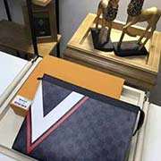 N64023 全新Pochette Voyage手袋以極具表現(xiàn)力的圖案與濃郁的航海風情為特色 歷史悠久的經(jīng)典V Gaston標志在醒目的新版Damier Latitude格紋圖案上劃出動感十足的現(xiàn)代時