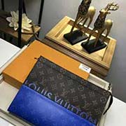 lv老花手袋M63066 拼接 亮相2018春夏時裝秀的系列出自男裝藝術(shù)總監(jiān)Kim Jones之手的新式Monogram花紋極具特色 創(chuàng)意十足 Pochette Voyage中號手袋為傳統(tǒng)Monogr