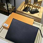 M47544 全皮布紋 黑色 洗漱包 小巧而時髦的中號手袋采用Uta皮革材質 功能多樣 既可作為旅行袋放于包中 亦可持于手中 展現時尚風格 寬敞的包內空間加上撐板設計 方便取用私人畢備品 紋路系列注入