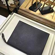 M47544 全皮布紋 咖色 洗漱包 小巧而時髦的中號手袋采用Uta皮革材質 功能多樣 既可作為旅行袋放于包中 亦可持于手中 展現時尚風格 寬敞的包內空間加上撐板設計 方便取用私人畢備品 紋路系列注入