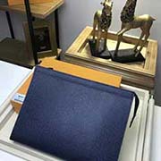 M30677 蘭色 小巧而時髦的Pochette Voyage中號手袋采用Taiga皮革材質 功能多樣 既可作為旅行袋放于包中 亦可持于手中 展現時尚風格 寬敞的包內空間加上撐板設計 方便取用私人畢備