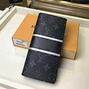 M64438 錢夾融匯品牌傳統(tǒng)元素 Mo花紋 與充滿現(xiàn)代感的精致細(xì)節(jié) 兩道 反射性條紋與一道黑色條紋 兼具時尚與動感風(fēng)格 精巧的 設(shè)計 可容納所有信用卡與票據(jù) 并輕松放入夾克衫口袋 外層為Mo涂層帆布