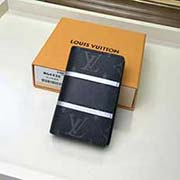 M64435 此錢夾融匯品牌傳統元素 Mo花紋 與充滿現代感的精致細節 兩道反射性條紋與一道黑色條紋 菱紋鑲邊 口袋縫線以及彩色Rainbow飾件 兼具時尚與動感風格 小巧的實用設計 可輕松收入口袋或