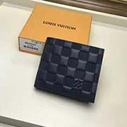 N63334 壓格 藍 優雅的Damier 皮革 細致地壓印上品牌經典圖案 賦予這款Marco錢包濃厚的陽剛氣息 用以攜帶卡片 現金和零錢 風度優雅 實用的正方形設計 可輕易收納入任何口袋