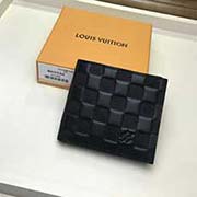 N63334 壓格 黑 細致地壓印上品牌經典圖案 賦予這款Marco錢包濃厚的陽剛氣息 用以攜帶卡片 現金和零錢 風度優雅 實用的正方形設計 可輕易收納入任何口袋