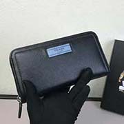  1ML317 燙壓Logo PRADA單拉鏈錢(qián)包 官網(wǎng)同步 代工號(hào)224內(nèi)碼 意大利高等鹿紋牛皮質(zhì)感極好 長(zhǎng)19 高10.5寬2.8cm 鹿紋牛皮黑配古藍(lán)