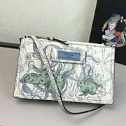  1ND008綠兔印圖 PRADA斜跨單包 官網(wǎng)同步 意大利高等壓紋牛皮質(zhì)感極好走線 長(zhǎng)22cm高13.5cm底寬4.5cm 米白皮綠兔