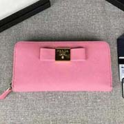 PRADA女士單拉鏈錢(qián)包 專(zhuān)柜新款式 官網(wǎng)同步 1ML506 櫻花粉方塊蝴蝶結(jié) 意大利高等原單十字紋牛皮質(zhì)感極好 進(jìn)口鍍金金屬五金配件 質(zhì)量手感一流 長(zhǎng)20cm高10.3cm