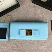 PRADA女士翻蓋錢夾 配鏈條和兩個信用卡插袋的可拆卸證章夾 專柜新款式 官網(wǎng)同步 1MH132 海藍(lán)色方塊蝴蝶結(jié) 意大利高等原單十字紋牛皮質(zhì)感極好 進(jìn)口鍍金金屬五金配件 質(zhì)量手感一流 長18.7c