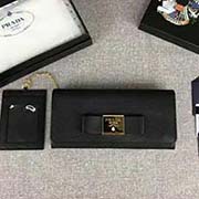 PRADA女士翻蓋錢夾 配鏈條和兩個信用卡插袋的可拆卸證章夾 專柜新款式 官網同步 1MH132 黑色方塊蝴蝶結 意大利高等原單十字紋牛皮質感極好 進口鍍金金屬五金配件 質量手感一流 長18.7cm