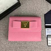 PRADA女士短款翻蓋錢夾 專柜新款式 官網同步 1MH840 櫻花粉方塊蝴蝶結 意大利高等原單十字紋牛皮質感極好 進口黃銅厚金電鍍金屬五金配件 質量手感一流 長12cm高8.5cm