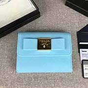 PRADA女士短款翻蓋錢夾 專柜新款式 官網(wǎng)同步 1MH840 海藍色方塊蝴蝶結(jié) 意大利高等原單十字紋牛皮質(zhì)感極好 進口黃銅厚金電鍍金屬五金配件 質(zhì)量手感一流 長12cm高8.5cm