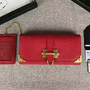 PRADA女士翻蓋錢夾 配鏈條和兩個信用卡插袋的可拆卸證章夾 專柜新款式 官網同步 1MH132 大紅包角五金 意大利高等原單十字紋牛皮質感極好 進口黃銅厚金電鍍金屬五金配件 質量手感一流 長18.