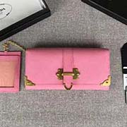 PRADA女士翻蓋錢夾 配鏈條和兩個信用卡插袋的可拆卸證章夾 專柜新款式 官網同步 1MH132 櫻花粉包角五金 意大利高等原單十字紋牛皮質感極好 進口黃銅厚金電鍍金屬五金配件 質量手感一流 長18
