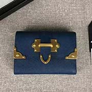 PRADA女士短款翻蓋錢夾 專柜新款式 官網(wǎng)同步 1MH840 寶藍(lán)包角五金 意大利高等原單十字紋牛皮質(zhì)感極好 進口黃銅厚金電鍍金屬五金配件 質(zhì)量手感一流 長12cm高8.5cm