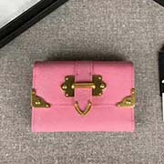 PRADA女士短款翻蓋錢夾 專柜新款式 官網同步 1MH840 櫻花粉包角五金 意大利高等原單十字紋牛皮質感極好 進口黃銅厚金電鍍金屬五金配件 質量手感一流 長12cm高8.5cm