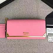 PRADA女士翻蓋錢夾 配鏈條和兩個(gè)信用卡插袋的可拆卸證章夾 專柜新款式 官網(wǎng)同步 1MH132 櫻花粉長包條五金 意大利高等原單十字紋牛皮質(zhì)感極好 進(jìn)口黃銅厚金電鍍金屬五金配件 質(zhì)量手感一流 長1