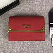 PRADA女士短款翻蓋錢夾 專柜新款式 官網(wǎng)同步 1MH840 大紅長(zhǎng)包條五金 意大利高等原單十字紋牛皮質(zhì)感極好 進(jìn)口黃銅厚金電鍍金屬五金配件 質(zhì)量手感一流 長(zhǎng)12cm高8.5cm