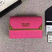 PRADA女士短款翻蓋錢夾 專柜新款式 官網同步 1MH840 玫紅長包條五金 意大利高等原單十字紋牛皮質感極好 進口黃銅厚金電鍍金屬五金配件 質量手感一流 長12cm高8.5cm