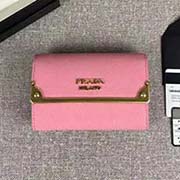 PRADA女士短款翻蓋錢夾 專柜新款式 官網同步 1MH840 櫻花粉長包條五金 意大利高等原單十字紋牛皮質感極好 進口黃銅厚金電鍍金屬五金配件 質量手感一流 長12cm高8.5cm