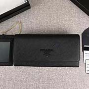 PRADA新款女士翻蓋錢夾 專柜新同色標(biāo)志 經(jīng)典之作 配鏈條和兩個(gè)信用卡插袋的可拆卸證章夾 官網(wǎng)同步 1MH132 黑色同色標(biāo)志 意大利高等原單十字紋牛皮質(zhì)感極好 長(zhǎng)18.7cm高9.5cm