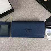 PRADA新款女士翻蓋錢夾 專柜新同色標(biāo)志 經(jīng)典之作 配鏈條和兩個(gè)信用卡插袋的可拆卸證章夾 官網(wǎng)同步 1MH132 寶藍(lán)同色標(biāo)志 意大利高等原單十字紋牛皮質(zhì)感極好 長(zhǎng)18.7cm高9.5cm
