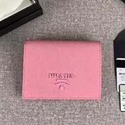 PRADA爆款女士短夾 專柜新同色標志 官網同步 1MV204 櫻花粉同色標志 意大利高等原單十字紋牛皮質感極好 長11.2cm高8.5cm