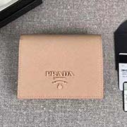 PRADA爆款女士短夾 專柜新同色標(biāo)志 官網(wǎng)同步 1MV204 裸粉同色標(biāo)志 意大利高等原單十字紋牛皮質(zhì)感極好 長(zhǎng)11.2cm高8.5cm
