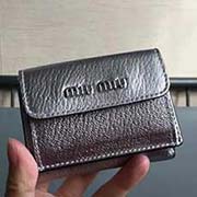 MIUMIU 5MH020專柜新系列錢包 三折短款錢夾拼色設計 隔層內添加三個卡位 百元大鈔無須折疊可直放 正面隔層可放多張卡或零錢 設計實用又時尚小小個超能裝 里外進口牛皮山羊紋 9.5X7Cm