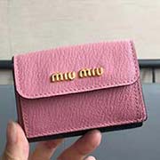 MIUMIU 5MH020專柜新系列錢包 三折短款錢夾拼色設計 隔層內添加三個卡位 百元大鈔無須折疊可直放 正面隔層可放多張卡或零錢 設計實用又時尚小小個超能裝 里外進口牛皮山羊紋 9.5X7Cm