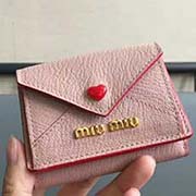 MIUMIU 5MH020專柜新LOVE愛心系列錢包 三折信封短款錢夾隔層內(nèi)添加三個(gè)卡位 百元大鈔無須折疊可直放 正面隔層可放多張卡或零錢 設(shè)計(jì)實(shí)用又時(shí)尚小小個(gè)超能裝 里外進(jìn)口牛皮山羊紋 9.5X7
