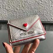 MIUMIU 5MH020專柜新LOVE愛心系列錢包 三折信封短款錢夾隔層內添加三個卡位 百元大鈔無須折疊可直放 正面隔層可放多張卡或零錢 設計實用又時尚小小個超能裝 里外進口牛皮山羊紋 9.5 7