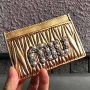 MIUMIU 新品 5MC208 專柜新珍珠鉆扣系列卡包 珍珠與水鉆搭配標(biāo)志性MIU logo標(biāo) 精美時(shí)尚 小巧精致 雙面卡位 設(shè)計(jì)實(shí)用又時(shí)尚采用高等進(jìn)口羊皮 里外全皮