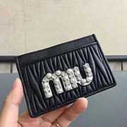 MIUMIU 新品 5MC208 專柜新珍珠鉆扣系列卡包 珍珠與水鉆搭配標志性MIU logo標 精美時尚 小巧精致 雙面卡位 設計實用又時尚采用高等進口羊皮 里外全皮