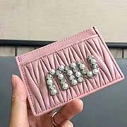 MIUMIU 新品 5MC208 專(zhuān)柜新珍珠鉆扣系列卡包 珍珠與水鉆搭配標(biāo)志性MIU logo標(biāo) 精美時(shí)尚 小巧精致 雙面卡位 設(shè)計(jì)實(shí)用又時(shí)尚采用高等進(jìn)口羊皮 里外全皮