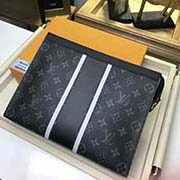 M64440 與日本設計師藤原浩合作設計的Pochette Voyage 融匯品牌傳統元素 Monogram花紋 與充滿現代感的精致細節 兩道反射性條紋與一道黑色條紋 菱紋鑲邊 口袋縫線 兼具時尚與動