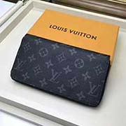 M60017閃電 由全新標(biāo)志性黑灰Monogram Eclipse帆布裁制而成 風(fēng)格硬朗 極為實用的Zippy大號錢夾在容量上足可與小包袋相媲美 配有智能手機專用口袋 另可容納鑰匙 護照 信用卡與現(xiàn)金