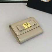  1MH840 方塊蝴蝶五金 PRADA短皮夾 官網(wǎng)同步 代工號(hào)85內(nèi)碼 意大利高等壓紋牛皮質(zhì)感極好 長(zhǎng)12.5高9.5寬3.5cm全開26cm 壓紋牛皮裸粉