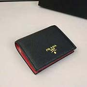  1MV204散字五金 PRADA卡包 官網(wǎng)同步 代工號62E內(nèi)碼 意大利高等鹿紋牛皮質(zhì)感極好進(jìn)口螺紋內(nèi)里 長11.5高9寬3cm全開19cm. 鹿紋黑配大紅